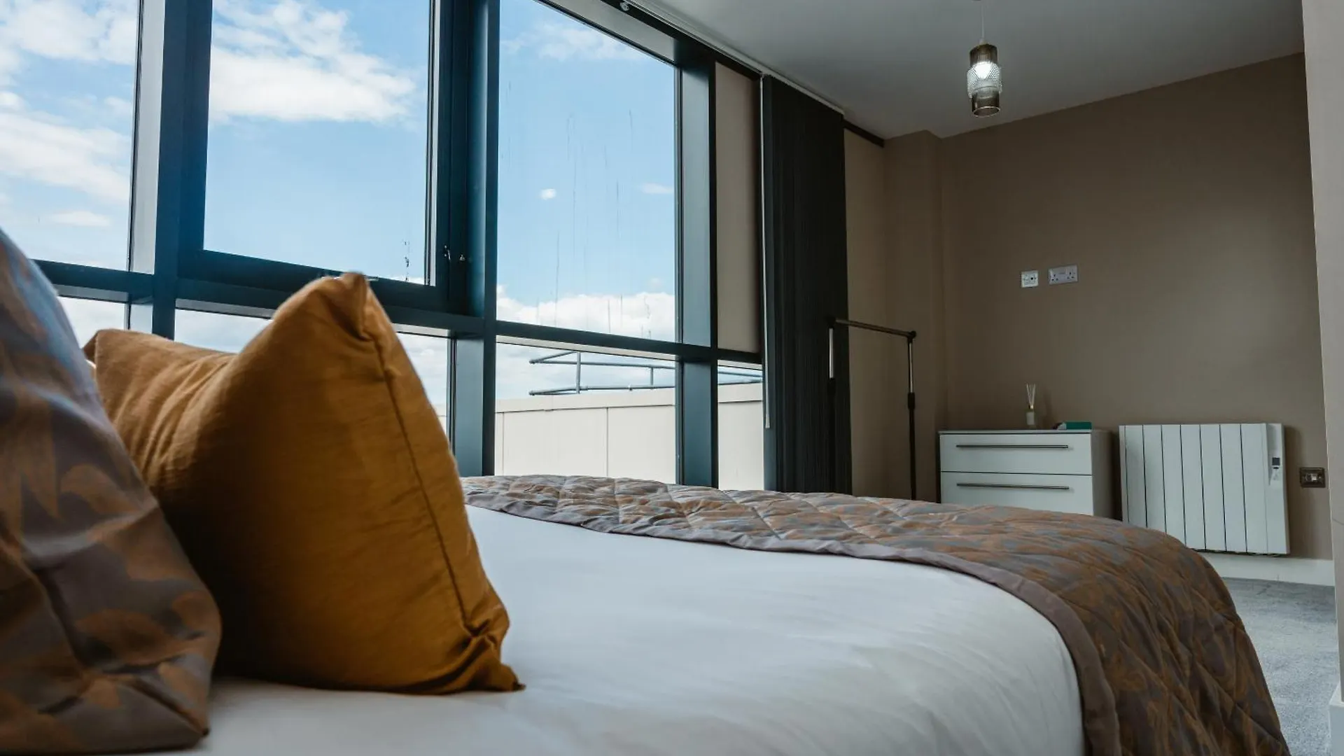 Vichy - The Glass House Vip Luxury Stay With Gym, Cinema & Gaming Rooms, And Work Space Access Kingston upon Hull United Kingdom