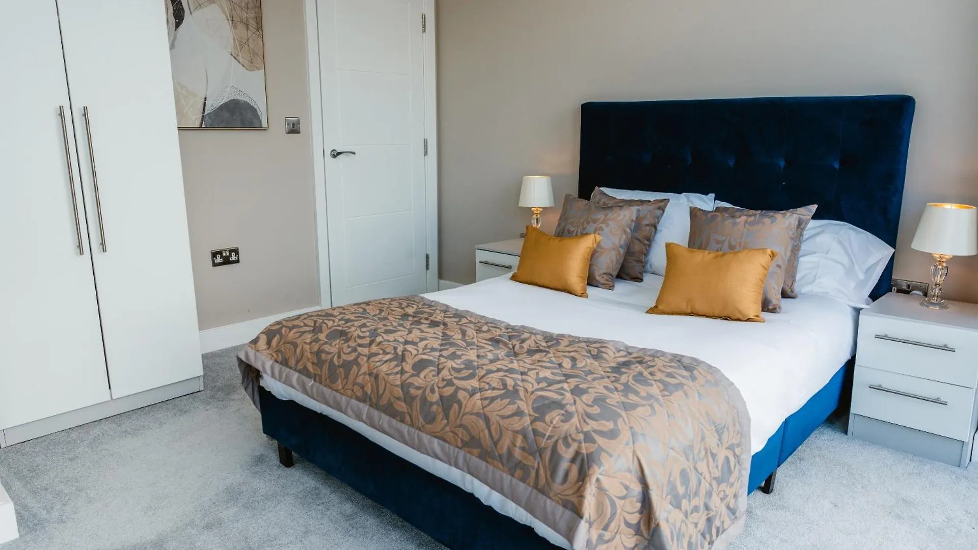 Vichy - The Glass House Vip Luxury Stay With Gym, Cinema & Gaming Rooms, And Work Space Access Kingston upon Hull Apartment