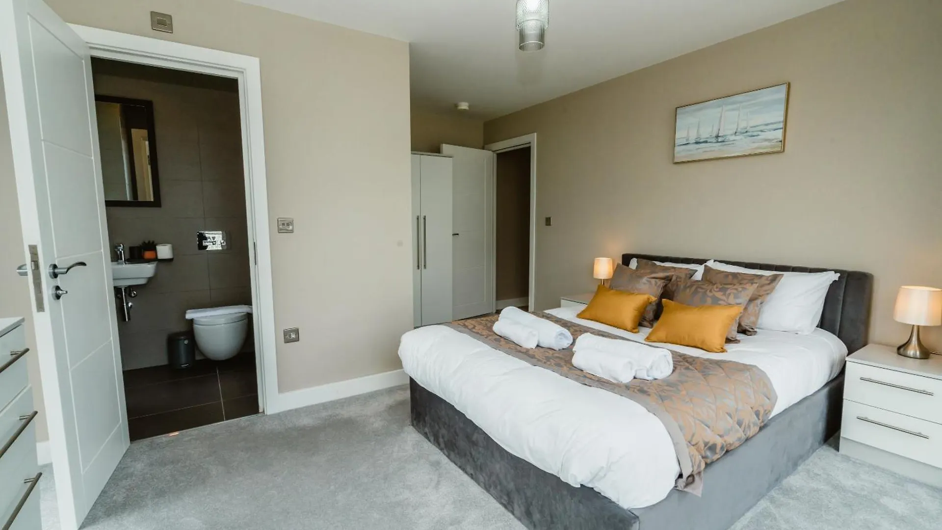 Vichy - The Glass House Vip Luxury Stay With Gym, Cinema & Gaming Rooms, And Work Space Access Kingston upon Hull United Kingdom
