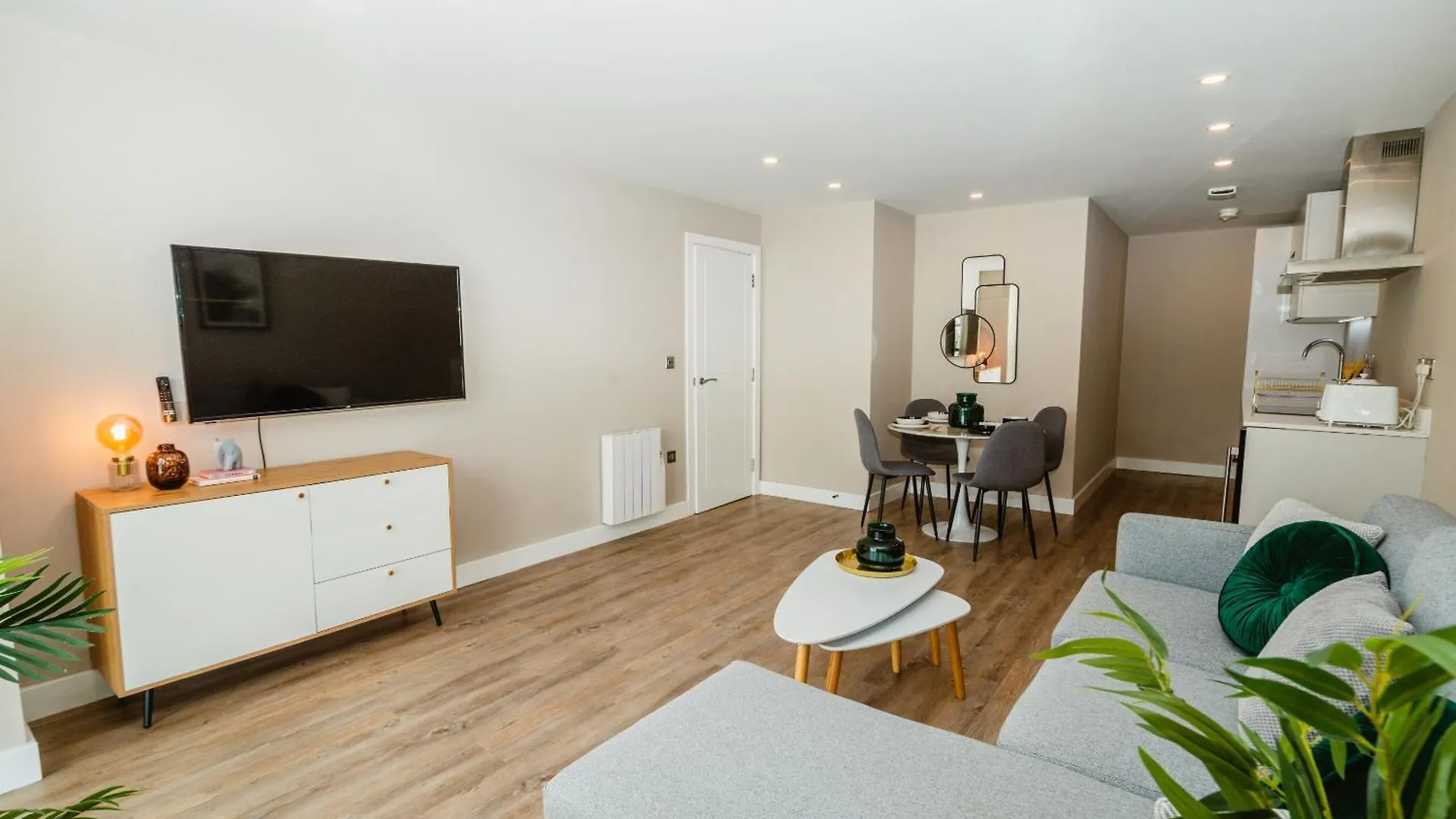 Vichy - The Glass House Vip Luxury Stay With Gym, Cinema & Gaming Rooms, And Work Space Access Kingston upon Hull United Kingdom