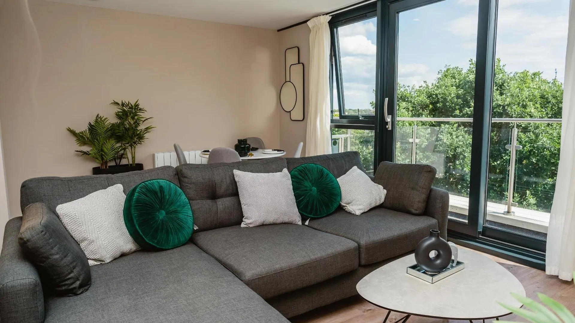 Vichy - The Glass House Vip Luxury Stay With Gym, Cinema & Gaming Rooms, And Work Space Access Kingston upon Hull 0*,  United Kingdom