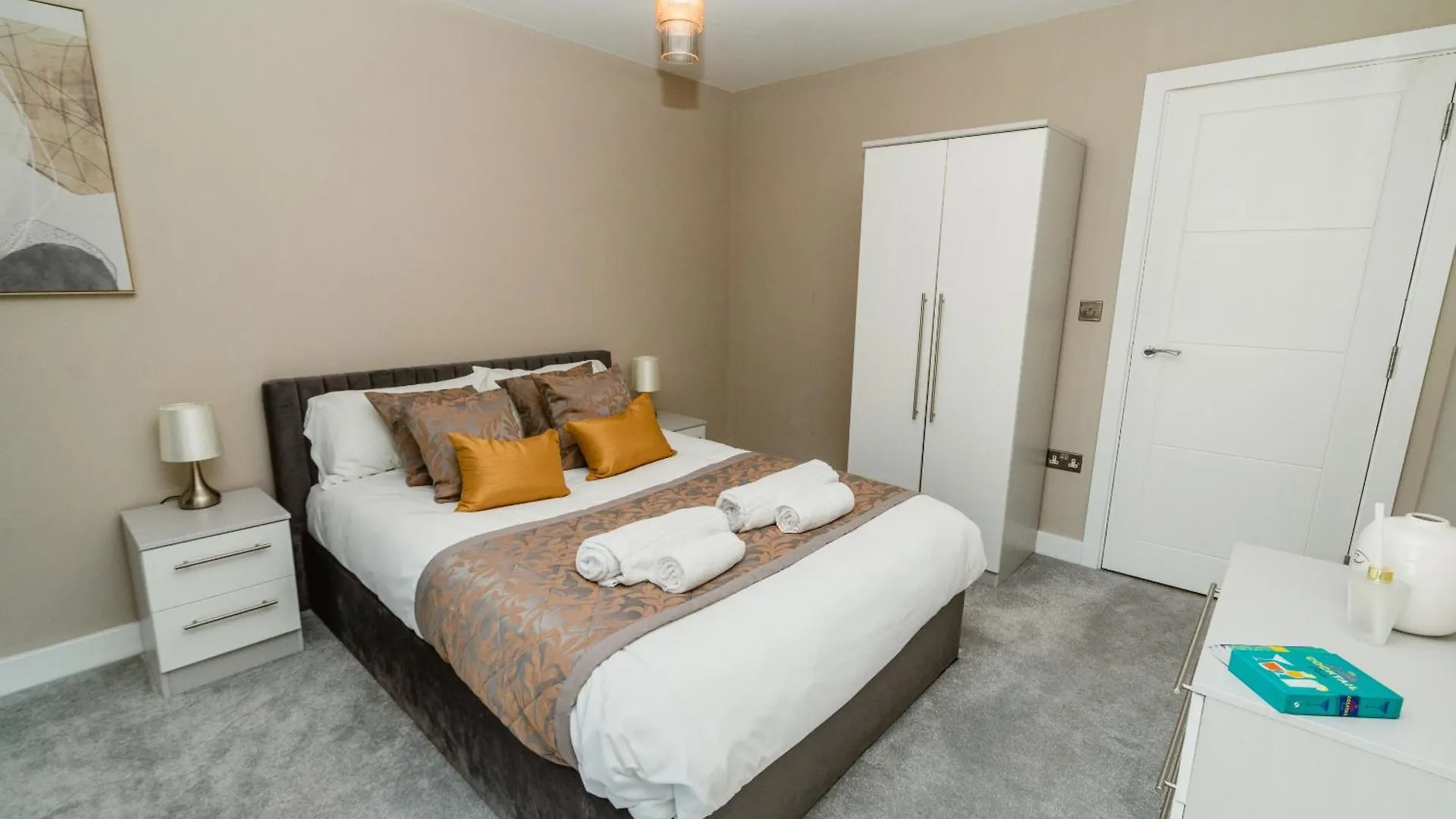 Vichy - The Glass House Vip Luxury Stay With Gym, Cinema & Gaming Rooms, And Work Space Access Kingston upon Hull 0*,  United Kingdom